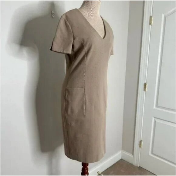 Daks London Tan V-Neck Short Sleeve 2 Front Pockets Sheath Dress Size 8 - Picture 3 of 10